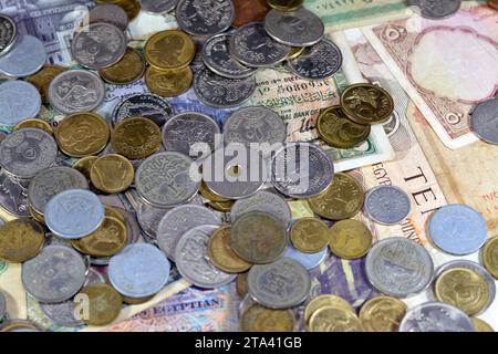 Focalisation sélective de vieux billets de banque d'argent égyptien et des pièces de différentes époques du royaume à la République d'Egypte temps, vintage rétro vieux égyptien c Banque D'Images