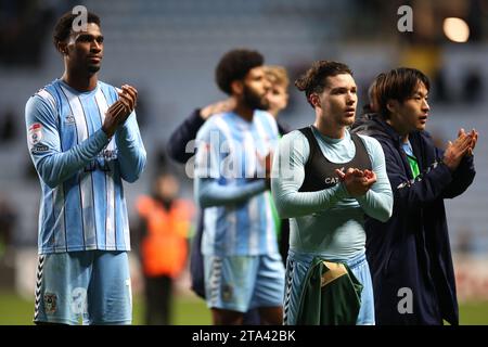 Haji Wright (à gauche) et Callum O'Hare (au centre) de Coventry City applaudissent les supporters après le dernier coup de sifflet du Sky Bet Championship Match au Coventry Building Society Arena, Coventry. Date de la photo : mardi 28 novembre 2023. Banque D'Images