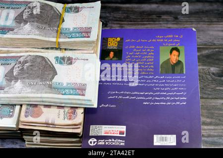 Le Caire, Egypte, novembre 21 2023 : piles de billets de banque d'argent d'Egypte EGP LE millier de livres billet de banque de monnaie, et la version arabe de Ric Banque D'Images