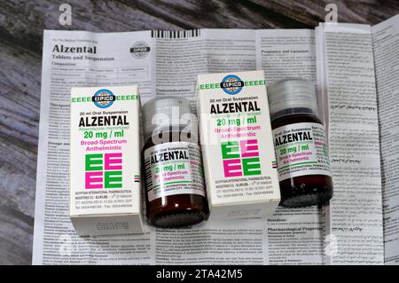 Le Caire, Égypte, novembre 6 2023 : Alzental 20 mg par mL suspension ( Albendazole ) flacon de 20 mL, anthelminthique à large spectre, pour entérobiase, Ascariasi Banque D'Images