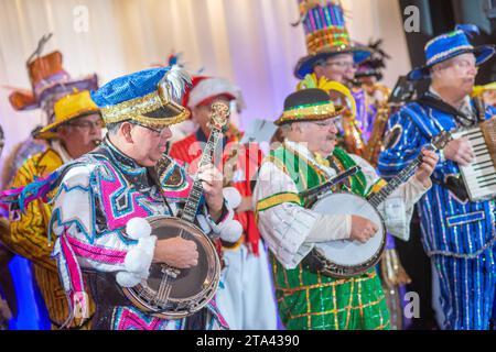 Philadelphie, États-Unis. 28 novembre 2023. Un groupe de membres du Mummer's String Band se produit lors d'une conférence de presse annonçant un contrat pluriannuel avec la Mummer's Association pour METV 2 afin de diffuser le Mummer's Parade mardi 28 novembre 2023 au Mummer's Museum de Philadelphie, Pennsylvanie. Le Mummer's Parade a lieu chaque année le jour de l'an et fait partie de Philadelphie depuis plus de 100 ans. ( Crédit : William Thomas Cain/Alamy Live News Banque D'Images