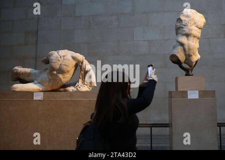 Un visiteur prend des photos de marbres d'Elgin, également connus sous le nom de marbres du Parthénon, au British Museum de Londres à la suite d'une querelle diplomatique entre le Royaume-Uni et la Grèce. Le Premier ministre grec Kyriakos Mitsotakis devait rencontrer le Premier ministre britannique Rishi Sunak, a annulé une réunion de grande envergure prévue avec son homologue grec Kyriakos Mitsotakis sur une ligne diplomatique sur les marbres du Parthénon. Les marbres sont une collection de sculptures grecques antiques de l'Acropole à Athènes et ont été retirés du Parthénon au début du 19e siècle par Thomas Bruce, le 7e comte d'Elgin et l'ambassado britannique de l'époque Banque D'Images