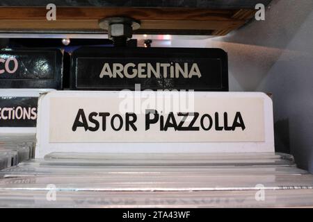 Le label Astor Piazzolla de la boutique Amoeba Music utilise la section CD pour le genre de musique latino-américain ; San Francisco, Californie. Banque D'Images