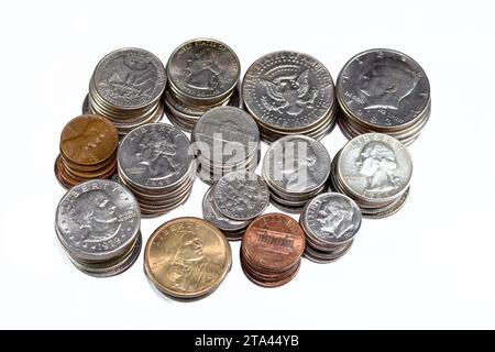 Pile de pièces américaines de différentes époques et valeurs, 1 cents, dix cents, quarts, demi-dollars, et dollars, vintage rétro vieux États-Unis d'Amérique Banque D'Images