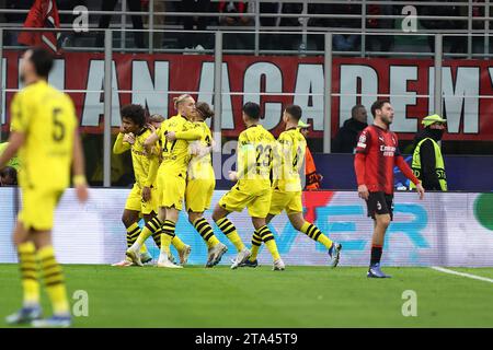 Milan, Italie. 28 novembre 2023. Karim Adeyemi du Borussia Dortmund célèbre avec ses coéquipiers après avoir marqué un but lors du match de l'UEFA Champions League Group F entre l'AC Milan et le Borussia Dortmund au Stadio Giuseppe Meazza le 28 2023 novembre à Milan, Italie. Crédit : Marco Canoniero/Alamy Live News Banque D'Images