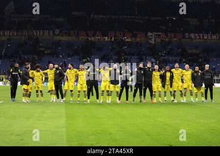 Milan, Italie. 28 novembre 2023. Les joueurs du Borussia Dortmund célèbrent après avoir remporté le match de l'UEFA Champions League Group F entre l'AC Milan et le Borussia Dortmund au Stadio Giuseppe Meazza le 28 2023 novembre à Milan, Italie . Crédit : Marco Canoniero/Alamy Live News Banque D'Images