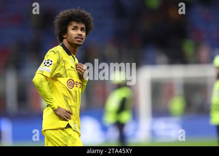 Milan, Italie. 28 novembre 2023. Karim Adeyemi du Borussia Dortmund célèbre à la fin du match de l'UEFA Champions League Group F entre l'AC Milan et le Borussia Dortmund au Stadio Giuseppe Meazza le 28 2023 novembre à Milan, Italie . Crédit : Marco Canoniero/Alamy Live News Banque D'Images