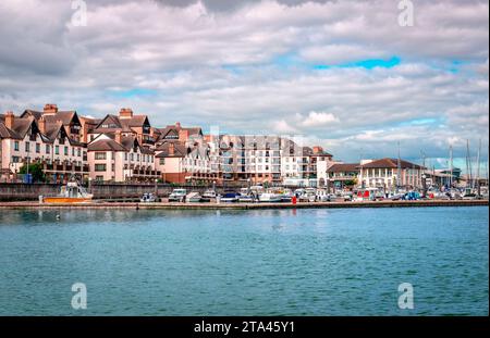 Les ensembles résidentiels de banlieue de Marina à Malahide, une colonie côtière aisée à Fingal, comté de Dublin, Irlande. Banque D'Images