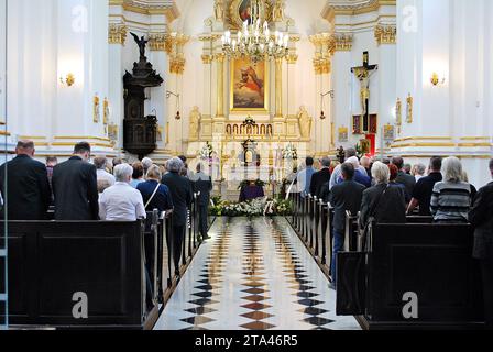 Cercueil en bois à un enterrement - cérémonie funéraire à l'église Banque D'Images