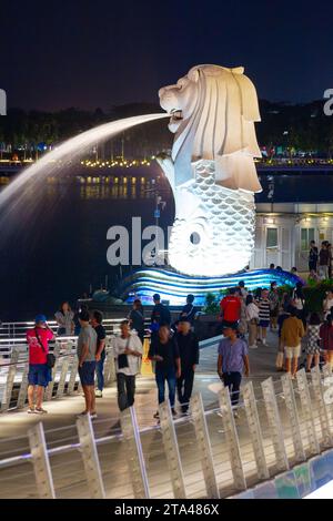 Vue nocturne de la statue de Merlion sur Marina Bay à Singapour, vue depuis le pont piétonnier Jubilee. Banque D'Images