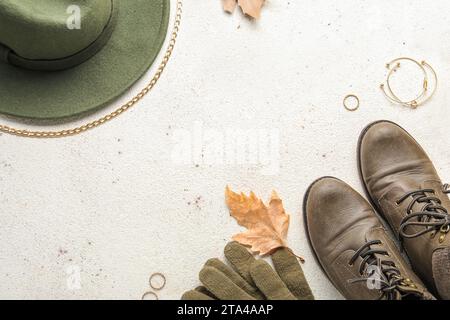 Composition avec des chaussures féminines élégantes et des accessoires sur fond clair Banque D'Images