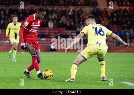 Isaiah Jones de Middlesbrough affronte Andrew Hughes de Preston North End lors du Sky Bet Championship match entre Middlesbrough et Preston North End au Riverside Stadium, Middlesbrough le mardi 28 novembre 2023. (Photo : Trevor Wilkinson | MI News) crédit : MI News & Sport / Alamy Live News Banque D'Images