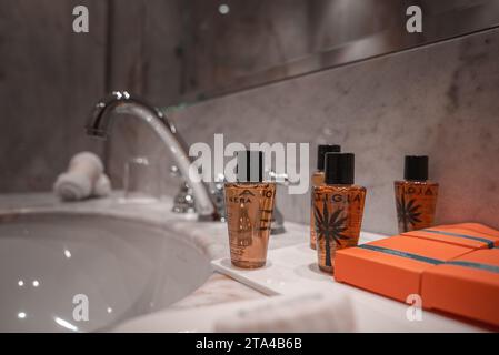 Évier de salle de bain blanc moderne avec boîte de toilette orange à Venise, Italie Banque D'Images