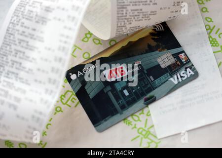 KYIV, UKRAINE - 4 MAI, 2023 : ATB Supermarket carte VISA de réduction pour des prix bas sur différents biens et produits. ATB Supermarket célèbre ses 30 ans d’activité en Ukraine Banque D'Images