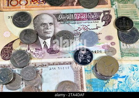 Collection de billets et pièces de monnaie Old Arabian de différents pays, Tunisie, Algérie, Maroc, Liban, et d'autres pays arabes, vintage re Banque D'Images