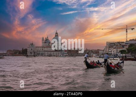 Vue plongeante sereine des gondoles sur l'eau à Venise, Italie - noir et blanc Banque D'Images