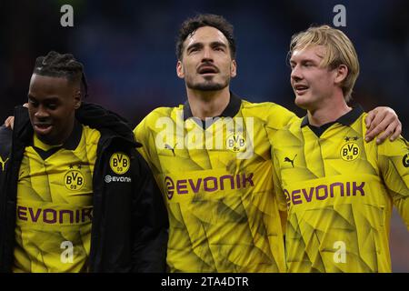 Milan, Italie. 28 novembre 2023. Mats Hummels du Borussia Dortmund ( au centre ) célèbre la victoire 3-1 avec ses coéquipiers après le coup de sifflet final du match de l'UEFA Champions League à Giuseppe Meazza, Milan. Le crédit photo devrait se lire : Jonathan Moscrop/Sportimage crédit : Sportimage Ltd/Alamy Live News Banque D'Images