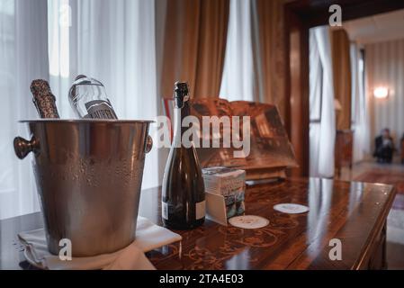 Élégant seau à champagne sur la table dans la luxueuse chambre d'hôtel, Venise - Collection d'intérieur Banque D'Images