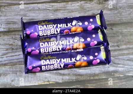 Gizeh, Egypte, novembre 4 2023 : Cadbury lait lait chocolat pétillant avec des bulles de chocolat, Cadbury, anciennement Cadbury's, Cadbury Schweppes, est un Britannique Banque D'Images