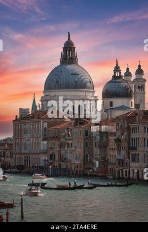 Vue du Campanile di San Marco à la Basilique Sainte Marie de la Santé ou Basilique Santa Maria Banque D'Images