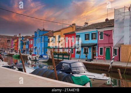 Venise pittoresque : bateau amarré devant le bâtiment coloré dans la charmante ville italienne Banque D'Images