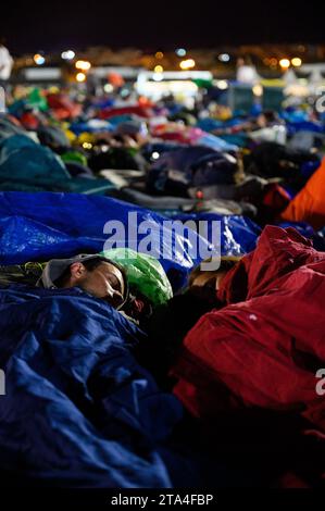 Des jeunes dormant la nuit au Parque Tejo – Campo da Graça. Journées mondiales de la Jeunesse 2023 à Lisbonne, Portugal. Banque D'Images