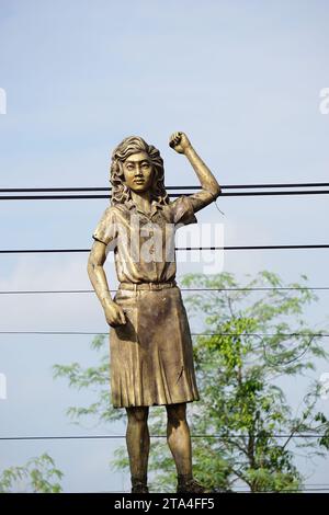 Le monument de Marsinah. Elle a reçu à titre posthume le prix Yap Thiam Hien, et son meurtre a été officiellement noté par l'OIT Banque D'Images