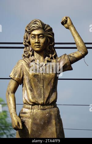 Le monument de Marsinah. Elle a reçu à titre posthume le prix Yap Thiam Hien, et son meurtre a été officiellement noté par l'OIT Banque D'Images