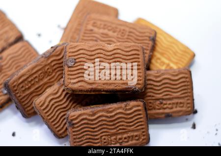 Le Caire, Egypte, novembre 23 2023 : Biscato chato biscuits au chocolat de type anglais, délicieux biscuit fourré au chocolat comme collation et temps de thé, a un bala Banque D'Images