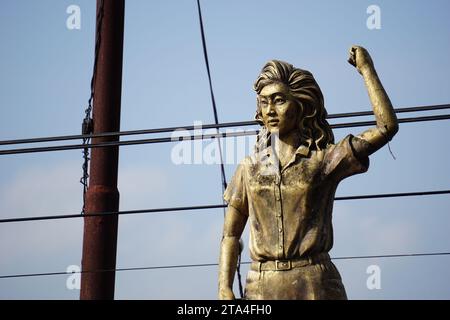 Le monument de Marsinah. Elle a reçu à titre posthume le prix Yap Thiam Hien, et son meurtre a été officiellement noté par l'OIT Banque D'Images