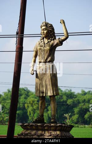 Le monument de Marsinah. Elle a reçu à titre posthume le prix Yap Thiam Hien, et son meurtre a été officiellement noté par l'OIT Banque D'Images