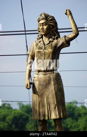 Le monument de Marsinah. Elle a reçu à titre posthume le prix Yap Thiam Hien, et son meurtre a été officiellement noté par l'OIT Banque D'Images