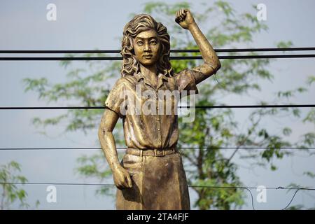 Le monument de Marsinah. Elle a reçu à titre posthume le prix Yap Thiam Hien, et son meurtre a été officiellement noté par l'OIT Banque D'Images