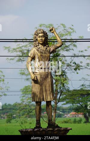 Le monument de Marsinah. Elle a reçu à titre posthume le prix Yap Thiam Hien, et son meurtre a été officiellement noté par l'OIT Banque D'Images