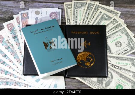 Passeport égyptien livre noir, traduction de mots arabes (passeport de la république arabe d'Egypte) et livre de passeport noir avec livres égyptiennes et Amérique Banque D'Images