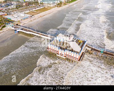 Daytona, FL, USA - 18 novembre 2023 : photo aérienne Daytona Beach main Street Pier de pêche et Joes Crab Shack Banque D'Images