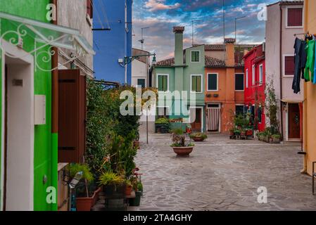 Scène de rue vibrante et colorée à Burano, Italie - charmante destination de voyage européenne Banque D'Images