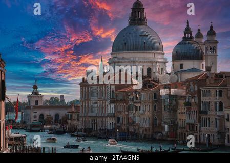 Vue du Campanile di San Marco à la Basilique Sainte Marie de la Santé ou Basilique Santa Maria Banque D'Images