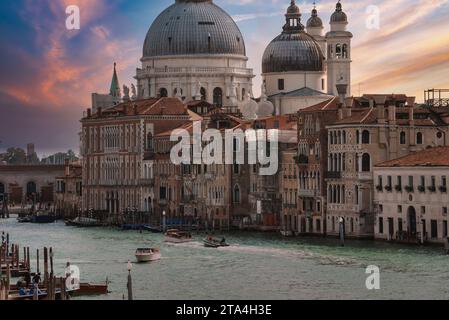 Vue du Campanile di San Marco à la Basilique Sainte Marie de la Santé ou Basilique Santa Maria Banque D'Images