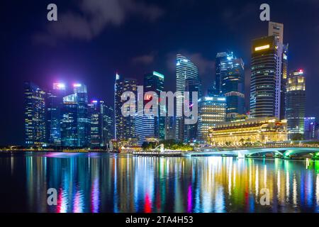 Marina Bay et le quartier central des affaires de Singapour (CBD) vue depuis l'Esplanade Precinct à Singapour. Banque D'Images