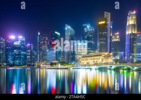 Marina Bay et le quartier central des affaires de Singapour (CBD) vue depuis l'Esplanade Precinct à Singapour. Banque D'Images