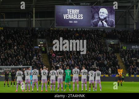 Une minute d'applaudissements est observée par les deux équipes en mémoire de Terry Venables, décédé à l'âge de 80 ans cette semaine avant le match du championnat Sky Bet Hull City vs Rotherham United au MKM Stadium, Hull, Royaume-Uni, le 28 novembre 2023 (photo de James Heaton/News Images) Banque D'Images