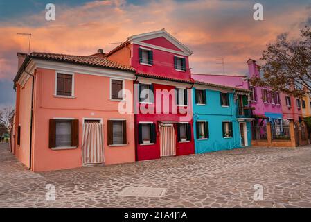 Vibrante rangée vénitienne de maisons colorées sur la rue Cobblestone à Venise, Italie Banque D'Images