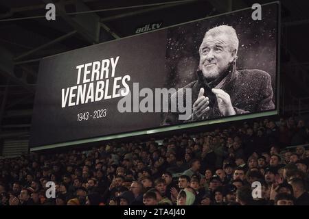 Hull, Royaume-Uni. 28 novembre 2023. Une minute d'applaudissements est observée par les deux équipes à la mémoire de Terry Venables, décédé à l'âge de 80 ans cette semaine avant le match du championnat Sky Bet Hull City vs Rotherham United au MKM Stadium, Hull, Royaume-Uni, le 28 novembre 2023 (photo de James Heaton/News Images) à Hull, Royaume-Uni le 11/28/2023. (Photo de James Heaton/News Images/Sipa USA) crédit : SIPA USA/Alamy Live News Banque D'Images