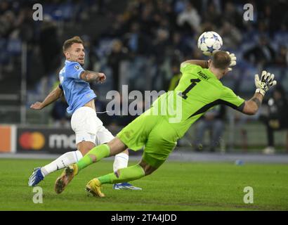 Rome, Italie. 28 novembre 2023. Ciro immobile (L) de Lazio marque son but lors du match du groupe E de l'UEFA Champions League entre Lazio et Celtic à Rome, Italie, le 28 novembre 2023. Crédit : Augusto Casasoli/Xinhua/Alamy Live News Banque D'Images