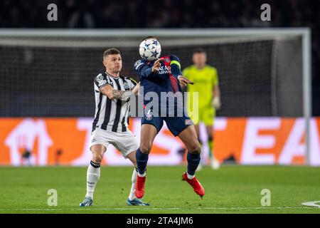 Paris, France. 28 novembre 2023. Parc des Princes PARIS, FRANCE - NOVEMBRE 28 : Kylian Mbappe du PSG et Kieran Trippier de Newcastle se sont Unis lors du match de phase de groupes de l'UEFA Champions League entre le Paris Saint-Germain et Newcastle United FC au Parc des Princes le 28 novembre 2023 à Paris, France. (Richard Callis/SPP) crédit : SPP Sport Press photo. /Alamy Live News Banque D'Images