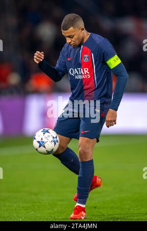 Paris, France. 28 novembre 2023. Parc des Princes PARIS, FRANCE - 28 NOVEMBRE : Kylian Mbappe du PSG contrôle le ballon lors du match de la phase de groupes de l'UEFA Champions League entre le Paris Saint-Germain et le Newcastle United FC au Parc des Princes le 28 novembre 2023 à Paris, France. (Richard Callis/SPP) crédit : SPP Sport Press photo. /Alamy Live News Banque D'Images