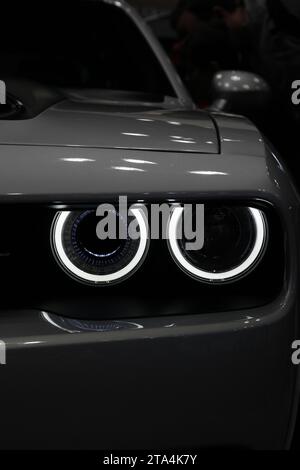 Les phares d'une Dodge Challenger Banque D'Images