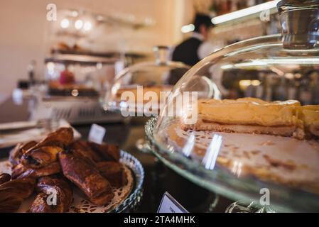 Assortiment de pâtisseries fraîchement cuites exposées sur le comptoir de la boulangerie - délicieuses friandises sucrées à vendre Banque D'Images