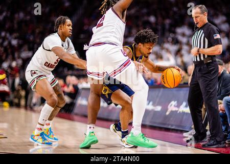 28 novembre 2023 : notre Dame combattant la garde irlandaise Julian Roper II (1) est piégé par le garde des Gamecocks de Caroline du Sud Meechie Johnson (5) et l'attaquant B.J. Mack (2) d1h du match de basket-ball de la NCAA à Colonial Life Arena à Columbia, SC. (Scott Kinser/CSM) (image de crédit : © Scott Kinser/Cal Sport Media) Banque D'Images